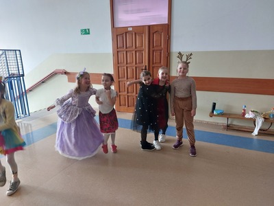 Korytarz szkolny - uczennice w stroju Księżniczki, Góralki, Czarodziejek i Renifera