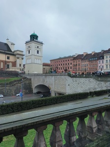 Widok na Stare Miasto w Warszawie - wiadukt, w tle kamienice z czerwonej cegły