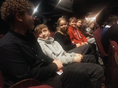 Uczniowie w Teatrze Buffo podczas spektaklu