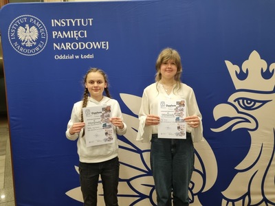 Na zdjęciu Kornelia Kapuścińska i Maja Krauze, w ręku trzymają dyplomy za zajęcie I miejsca. 