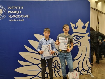 Na zdjęciu Igor Jastrzębski i Kamil Wójcik , w ręku trzymają dyplomy za zajęcie II miejsca
