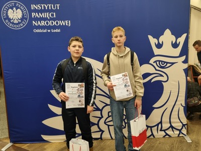 Na zdjęciu Witold Markiewicz i Oliwier Nastałek, w ręku trzymają dyplomy za zajęcie III miejsca.