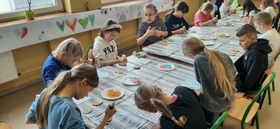 Dzieci dekorujące pierniki