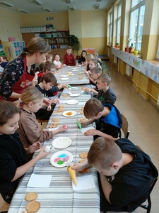 Dzieci dekorujące pierniki