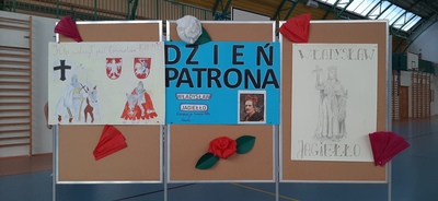 Tablica okolicznościowa z okazji Dnia Patrona Szkoły. Napis Dzień Patrona - Władysław Jagiełło