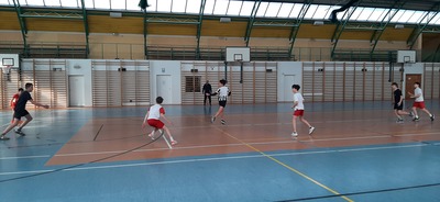 Uczniowie rozgrywający mecz piłki nożnej

