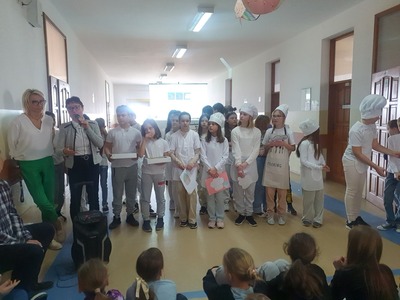 Uczniowie w strojach piekarzy i cukierników