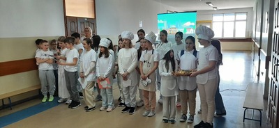 Uczniowie w strojach piekarzy i cukierników.