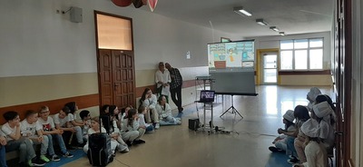 Uczniowie oglądający prezentację multimedialną