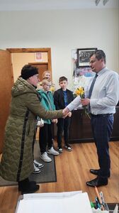 Pani Dyrektor SP Nr1 wraz z uczniami wręcza żonkile Burmistrzowi Miasta Tuszyna.