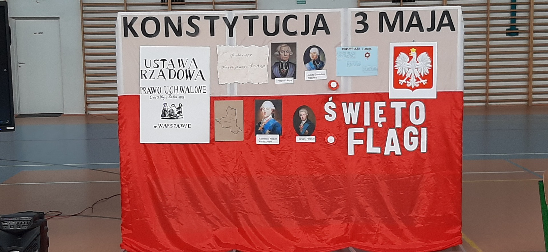 Tablica okolicznościowa z napisem Konstytucja 3 Maja
