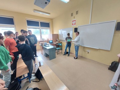 Pani Dyrektor wręcza  Kamilowi upominek