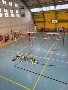 Mistrzynie trenują przed kluczowym meczem na hali sportowej w Tuszynie