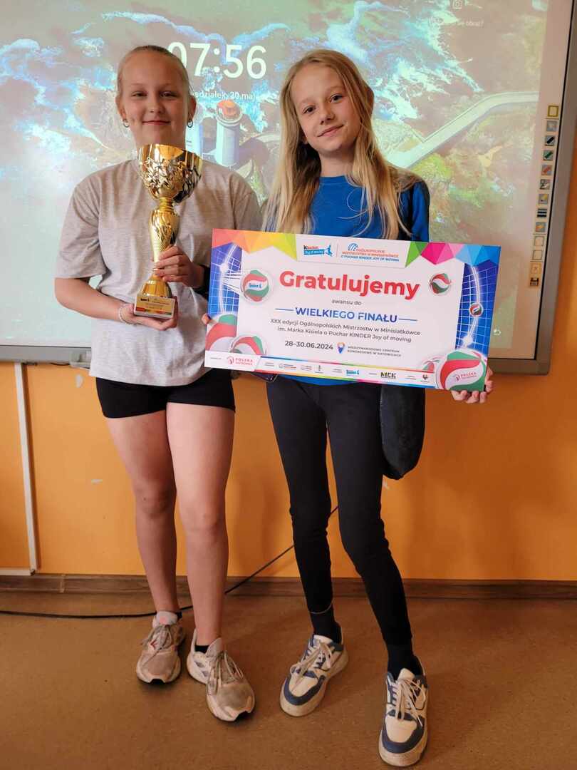 Mistrzynie prezentują nagrody i dyplom z napisem AWANS DO WIELKIEGO FINAŁU