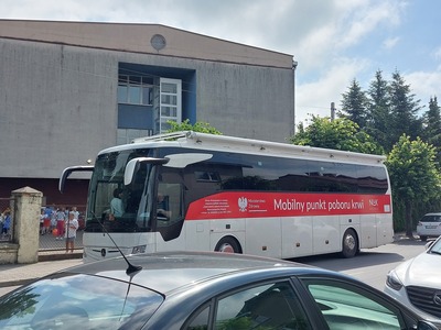 Ambulans do mobilnego poboru krwi stojący przed szkołą