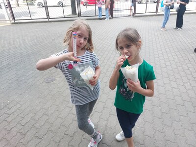 Uczennice jedzące popcorn