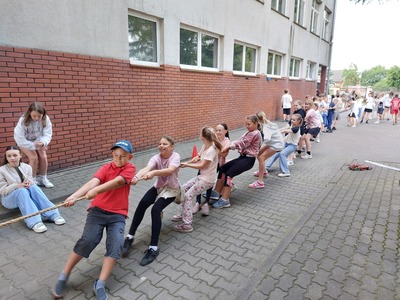 Grupa uczniów ciągnąca linę.