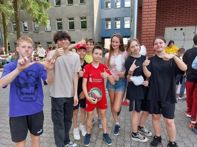  Grupa uśmiechniętych uczniów