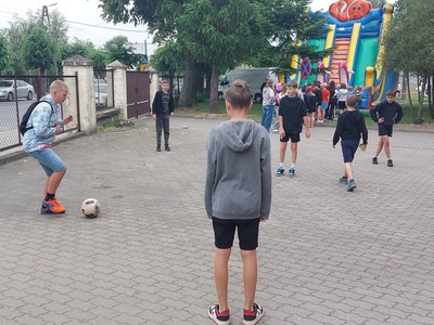 Uczniowie grają w piłkę nożną