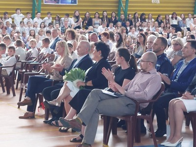  Hala Sportowa. Zaproszeni Goście, Rodzice, Nauczyciele oraz Uczniowie zasiedli na swoich miejscach.