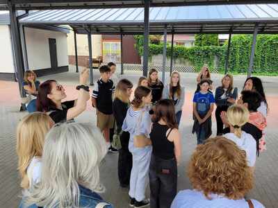Dialog uczniów SP Nr 1 i kanadyjskich dyrektorek i nauczycielek w miejscu gdzie stała tuszyńska, drewniana synagoga.