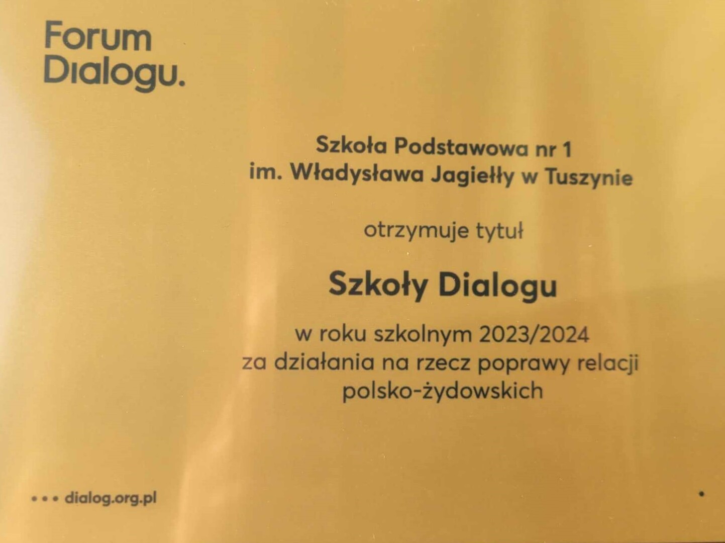 Tablica informująca, że Szkoła Podstawowa otrzymała tytuł "Szkoły Dialogu"