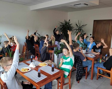 Uczniowie siedzą przy stolikach w Bistro "Tuszynianka"