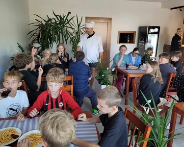 Uczniowie siedzą przy stolikach w Bistro "Tuszynianka"