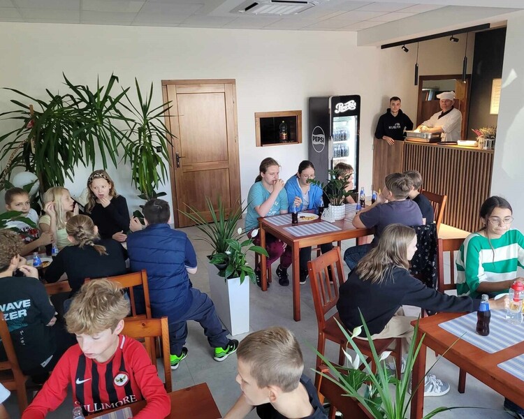 Uczniowie siedzą przy stolikach w Bistro "Tuszynianka"