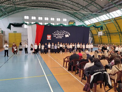 Hala sportowa, uczniowie i zaproszeni goście