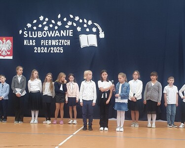 Uczniowie występujący przed  uczniami, rodzicami i zaproszonymi gośćmi. 