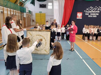 Uczniowie ślubujący na sztandar szkoły.