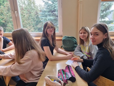 Uczniowie w klasie wykonujący zajęcia z związane projektem.