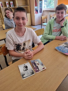 Uczniowie w klasie wykonujący zajęcia z związane projektem.