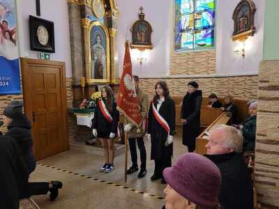 Reprezentacja szkoły ze sztandarem w kościele.