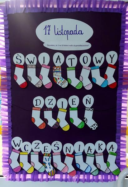 Tablica informacyjna promująca dzień wcześniaka. Na tablicy przyczepione są małe skarpetki oraz napis