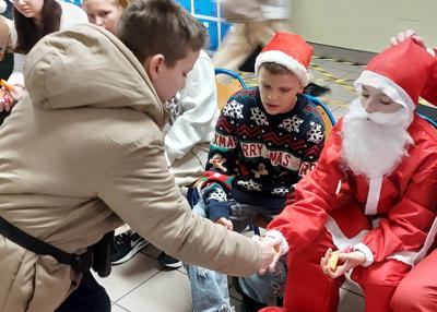 &quot;Mikołaj: wręczający smakołyki na wejściu do szkoły.