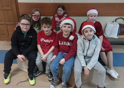 Uczniowie w strojach nawiązujących do  Świąt Bożego Narodzenia.