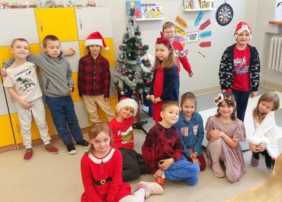 Uczniowie w strojach nawiązujących do  Świąt Bożego Narodzenia.