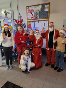 Uczniowie w strojach nawiązujących do  Świąt Bożego Narodzenia.