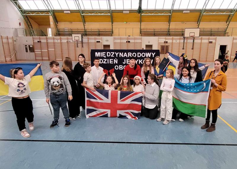 Zdjęcie grupowe  uczniów biorący udział w apelu na hali sportowej uczniów wraz z nauczycielami .