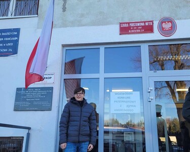 Uczeń przed budynkiem  Szkoły Podstawowej Nr 116 w Łodzi