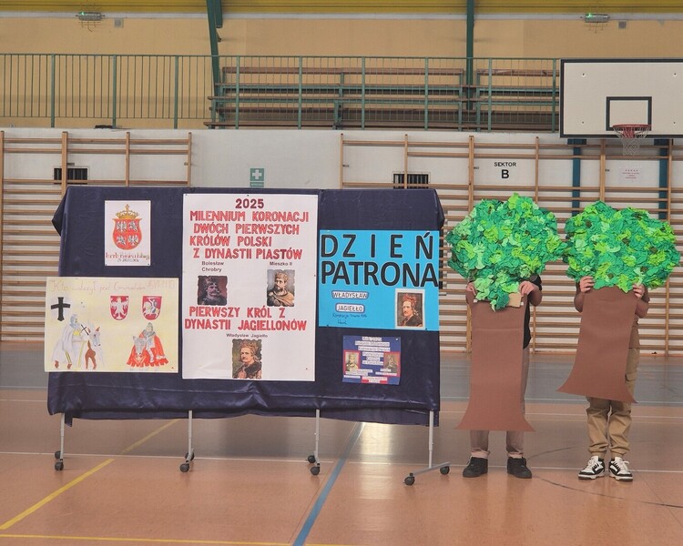 Plakat wykonany przez uczniów i przypięty do tablicy promujący Dzień Patrona Szkoły