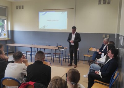 Burmistrz Miasta Tuszyna występujący przed zgromadzonymi rodzicami i uczniami klas 8.