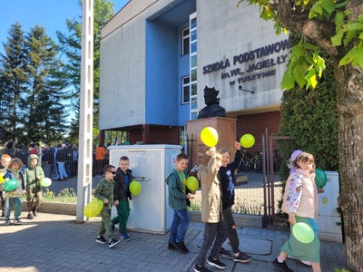 Uczniowie  wyruszający na Zielony Marsz z przed szkoły.
