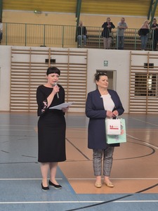 Wice dyrektor  w raz koordynatorem konkursu Naklejka Dobry Pacjent na hali sportowej.