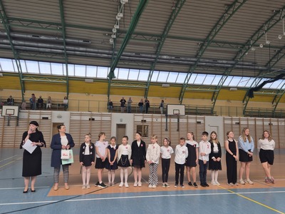 Wszyscy uczestnicy konkursu w obecności koordynatora konkursu oraz wice dyrektor.