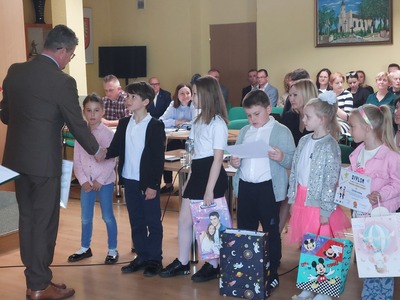 Burmistrz Miast  wręcza nagrody laureatom w sali konferencyjnej w Urzędzie Miasta Tuszyna.