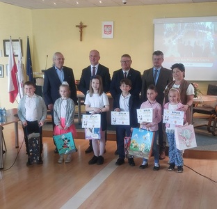 Laureaci trzymający dyplomy i nagrody  wraz z przedstawicielami  władz miasta w zdjęciu pamiątkowym.