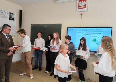 Uczestnicy w konkursu nagradzany przez panią dyrektor Szkoły Podstawowej Nr 2 w Tuszynie
